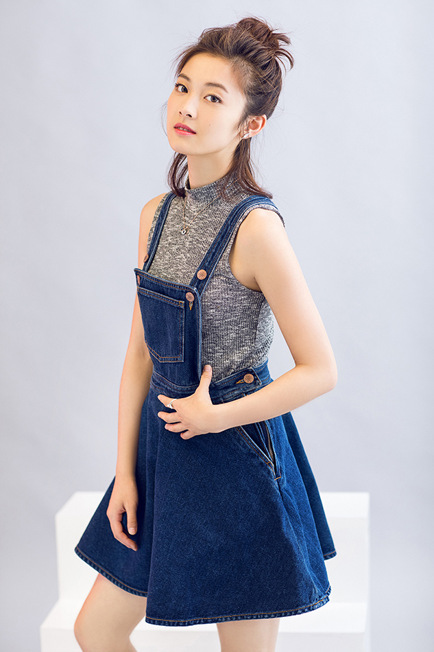 邵芸最新"丸子头"写真曝光 俏皮灵动气质好评