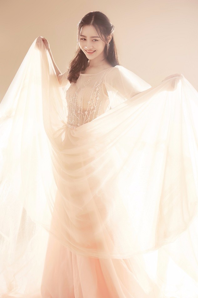 张维娜生日写真婉约可人 如梦如幻仙气十足