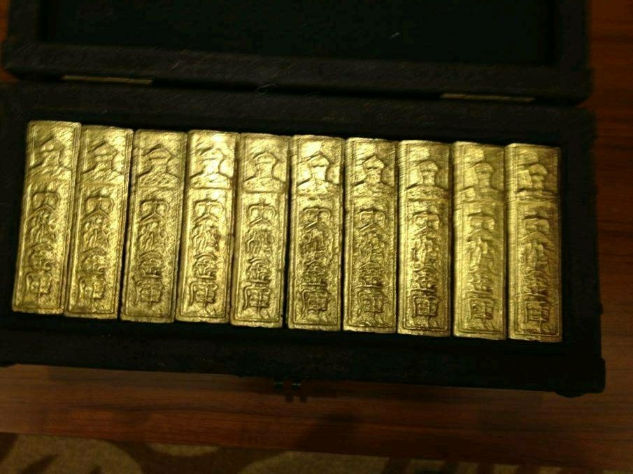 老汉捡了一箱金条,日子却越过越穷,死后村民去祭拜,才知其原因