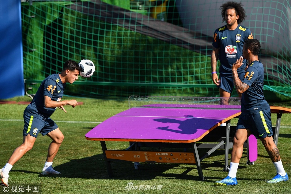 开战,巴西队众将积极训练备战.马塞洛领衔玩起"足球乒乓"