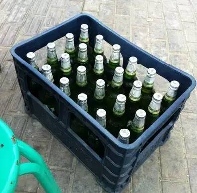▼一箱啤酒24瓶,去胡同口的小卖部拎上一箱,没几天就得喝完,空瓶再