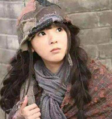 女星乞丐装楚楚可怜刘亦菲美得动人心魄,但谁注意到赵丽颖的手臂