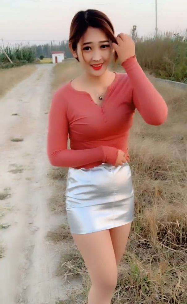 农村网红女主播的穿搭,拥有城市的时尚前卫,乡村的清新质朴