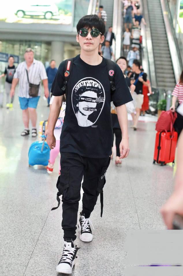 大张伟一身黑look,腿上写着"百无禁忌",这个又是什么梗?