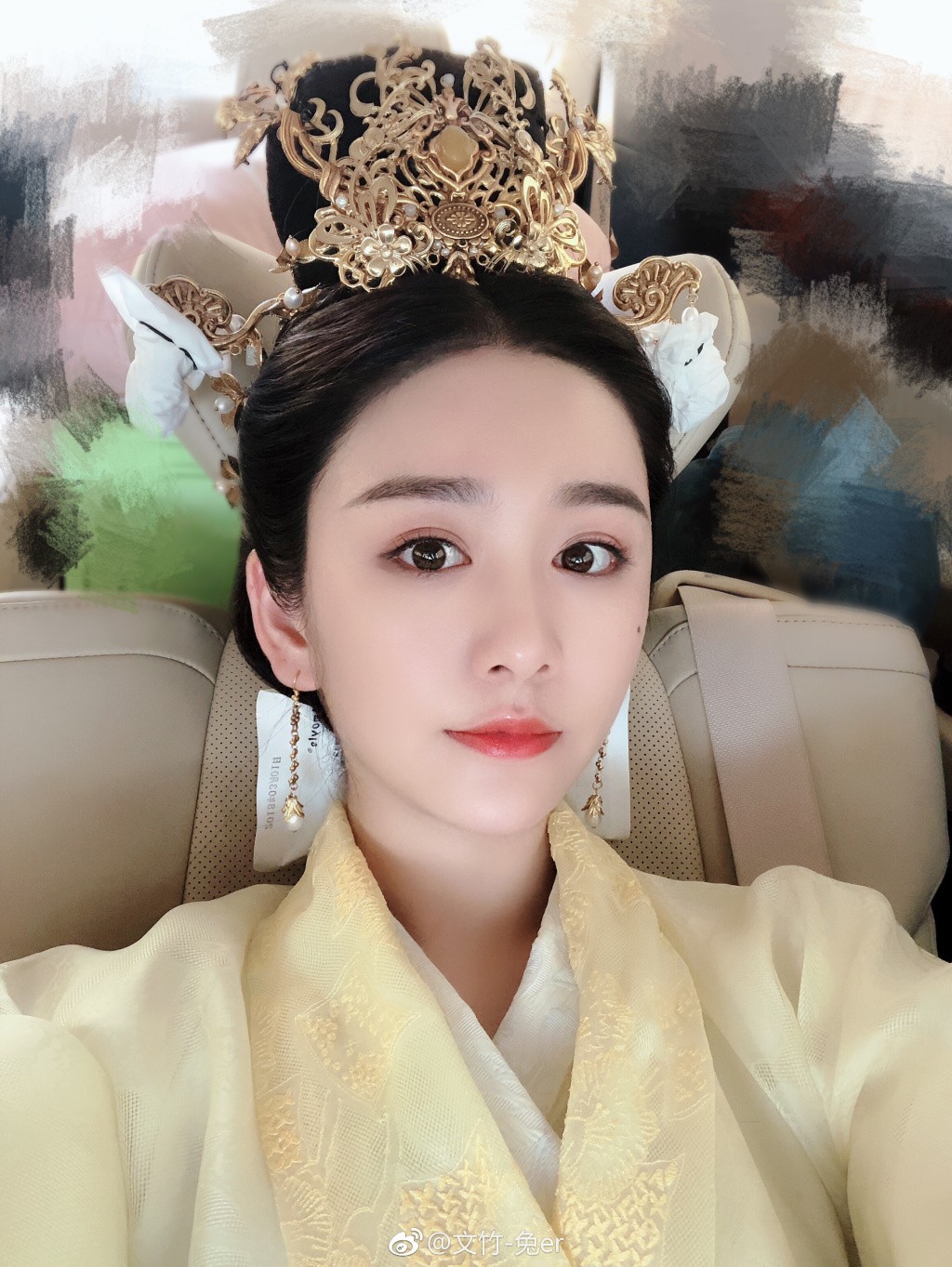 文竹白发王妃杀青饰演昭芸郡主散发迷人魅力