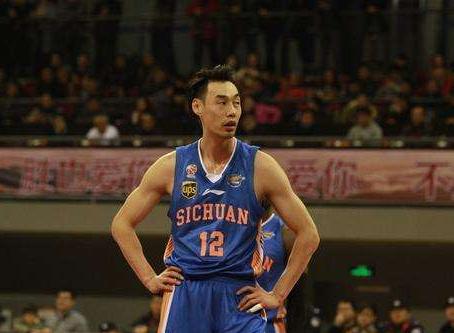 球员,用发卡夹着长长的头发,加上犀利的突破,越发显得飘逸,他就是孟达