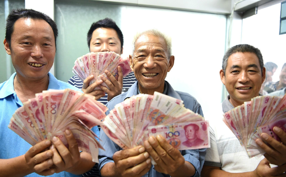 临近过年且看一组镜头农民工领工资回家过年既开心又暖心