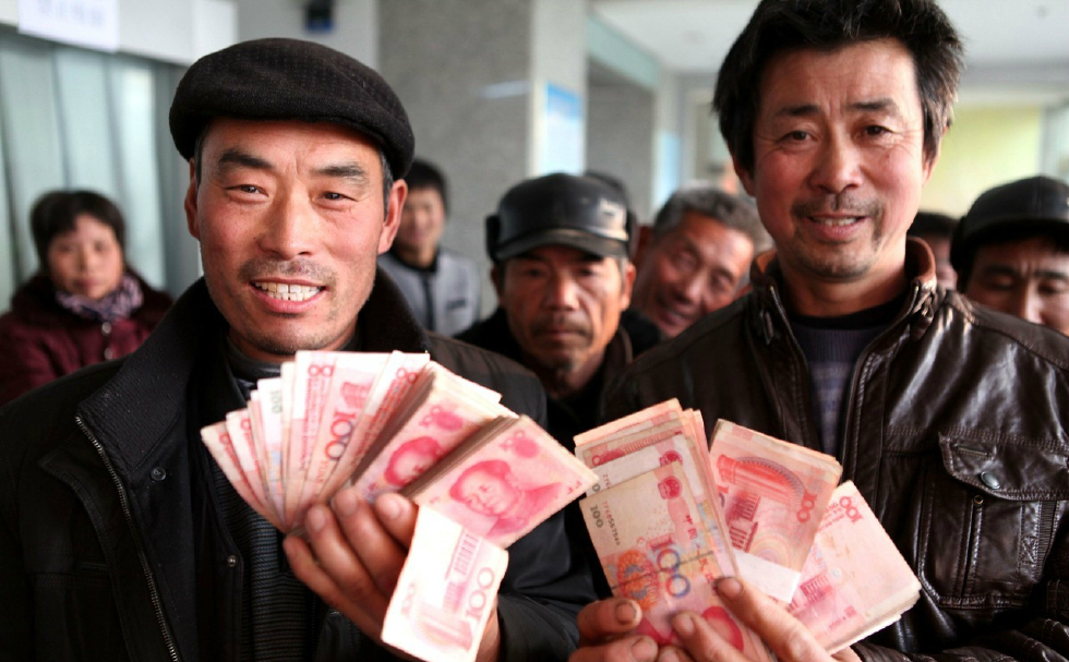 临近过年且看一组镜头农民工领工资回家过年既开心又暖心