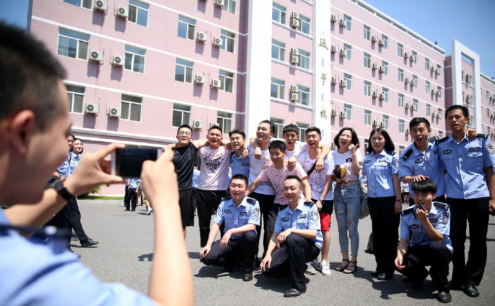中国刑事警察学院2018届毕业典礼千人大合唱场面撼