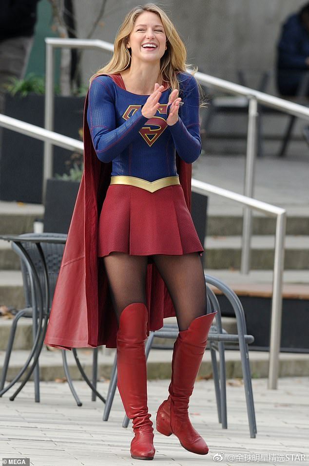 这位30岁的女演员狼吞虎咽地吃了一只热狗,然后就马上穿上女超人的红