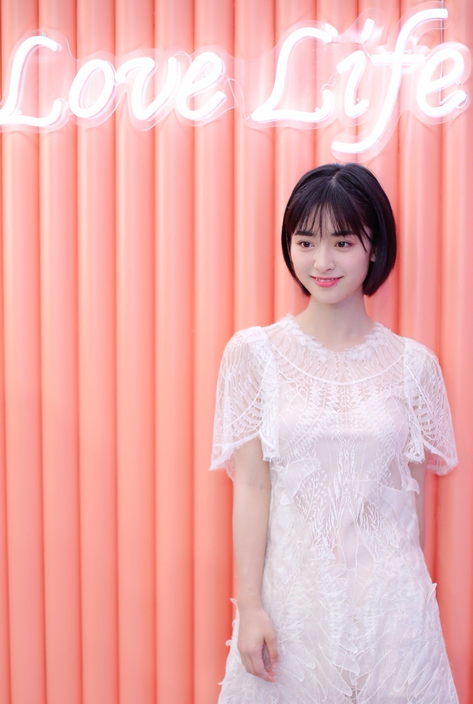 160cm的沈月逆袭了!穿短裙秀出2米大长腿,网友:谁还敢说她矮