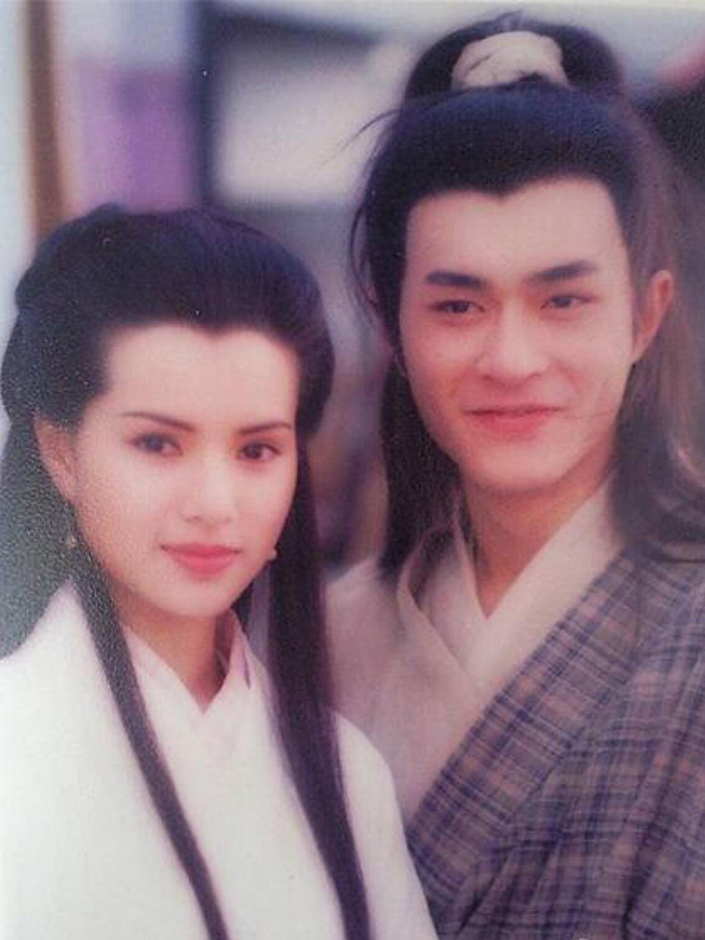 不用多说,大家都知道他低调做慈善的作风,真的是"相貌平平无奇的男