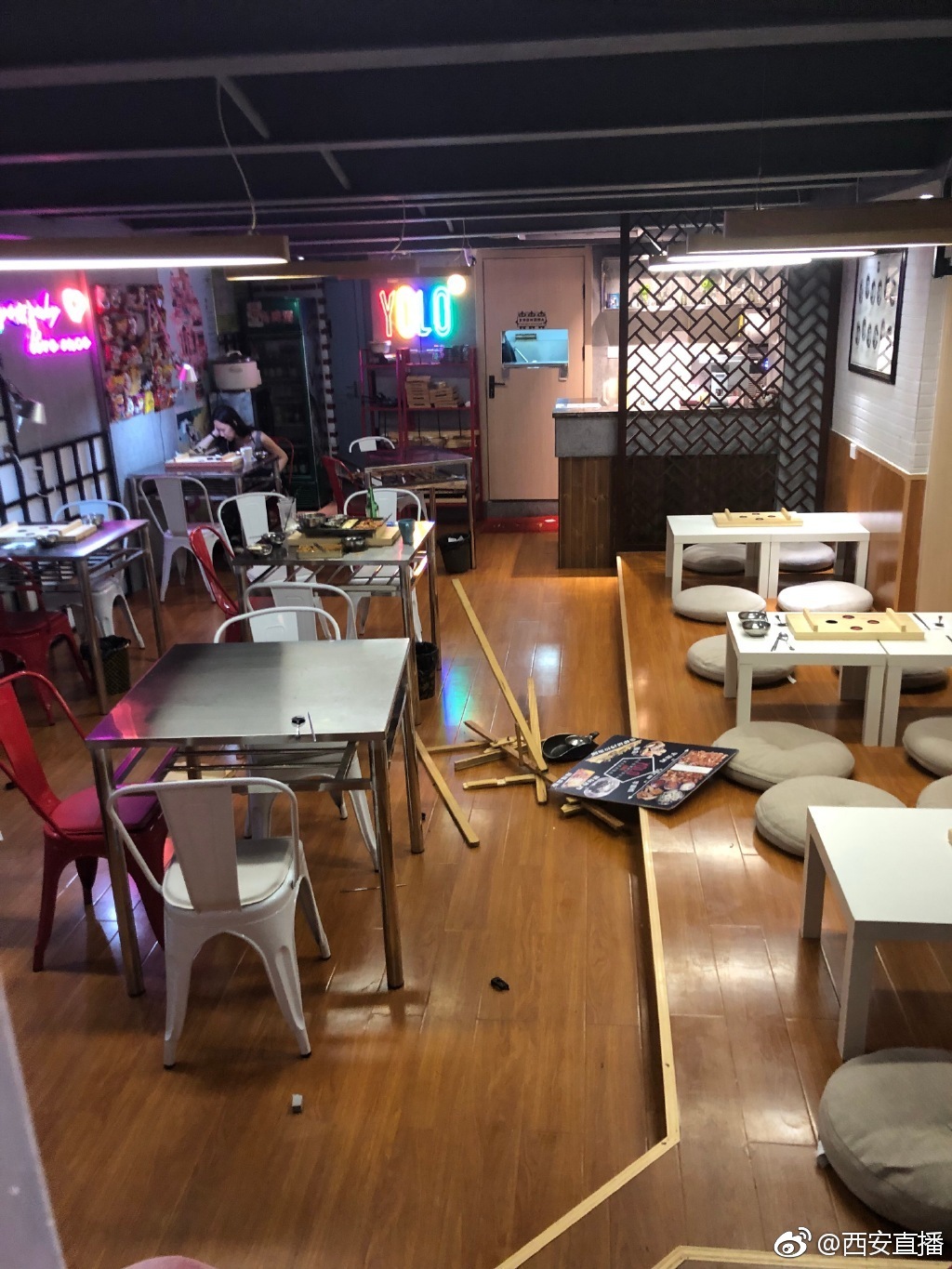 小孩淘气餐厅内脚被烫 家长一怒之下砸店[摊手]