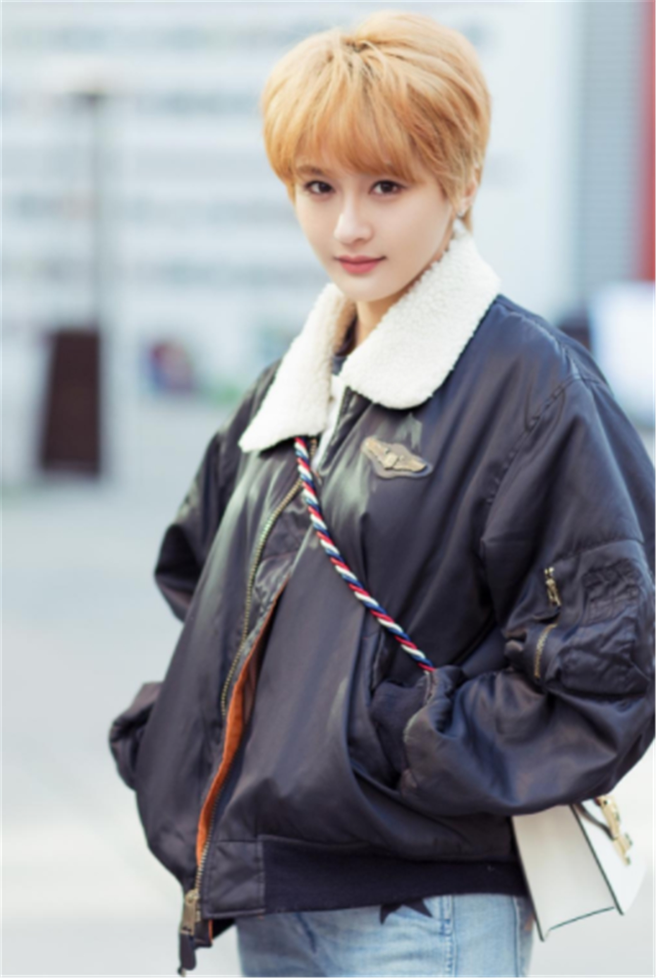 对父亲百亿资产不感兴趣参加好声音成名离婚后一直单身