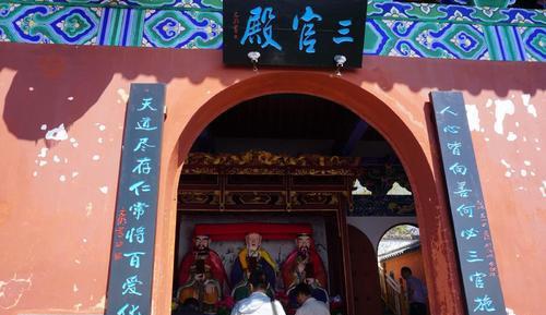 碧空如洗下神圣的金顶楞严塔碧空蓝天下的佛塔寺大仕阁,鸡足山印信
