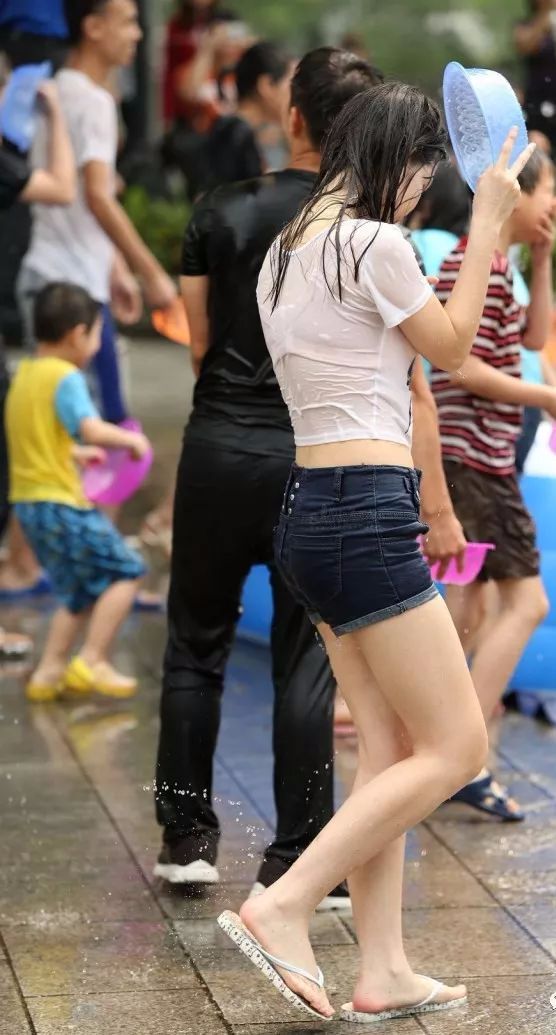 旅拍泼水节中的小美女浑身湿透了