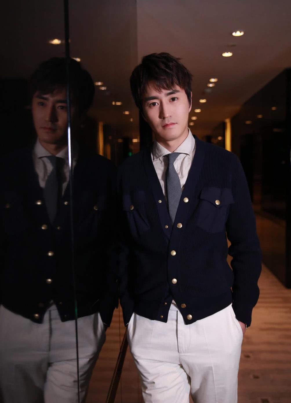 杨玏这身穿搭风度翩翩超有男神范!干净透亮的他与众不同,特帅气