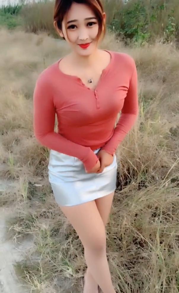 农村网红女主播的穿搭,拥有城市的时尚前卫,乡村的清新质朴