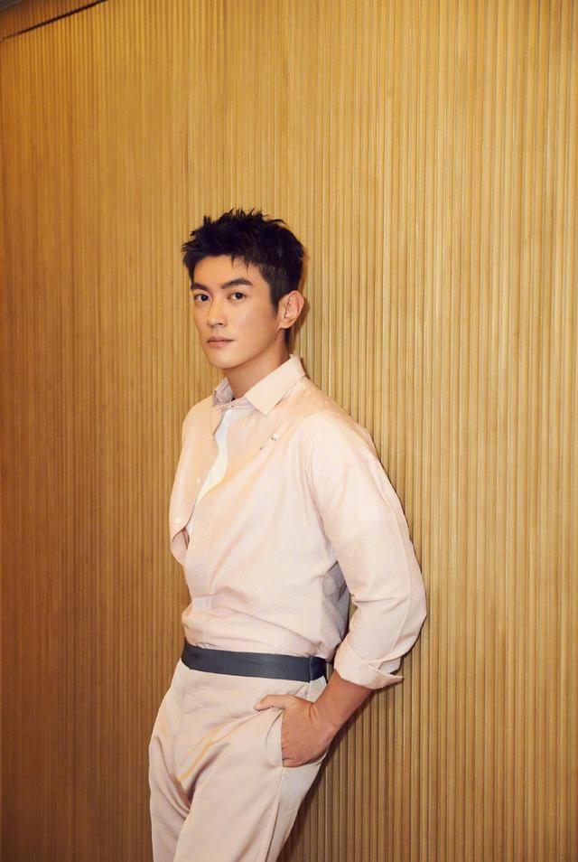 杜江裤子非得弄条黑边,显得腰粗就算了,也显得尴尬