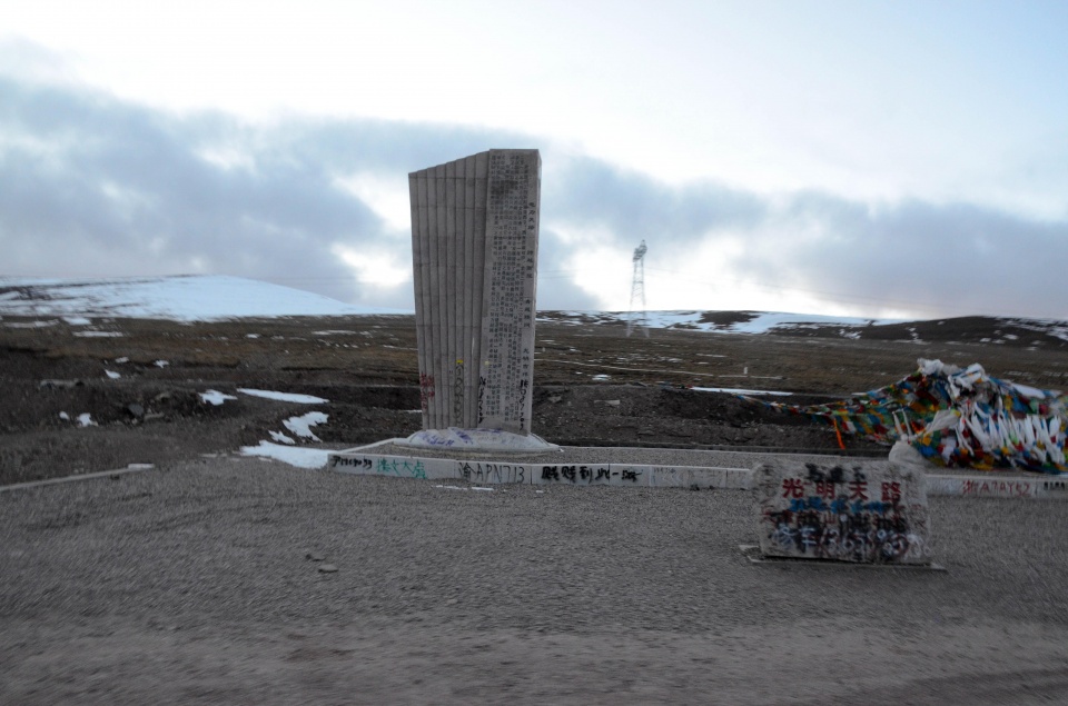 坡度缓缓上升,拐了一个又一个弯,两边山峰披雪,日落时分可见日照金山