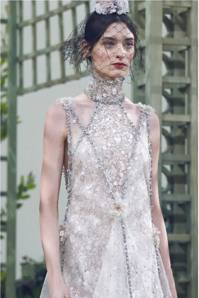 香奈儿高定公主裙迷惑你的心仿佛化身爱丽丝在仙境梦游