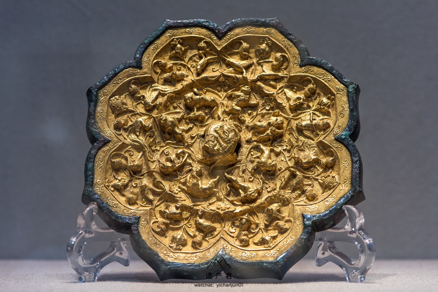 西安博物院藏金背瑞兽葡萄纹镜