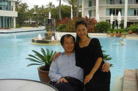 53岁于文华老公近照曝光,隐藏了整整15年,女儿长得比她还美