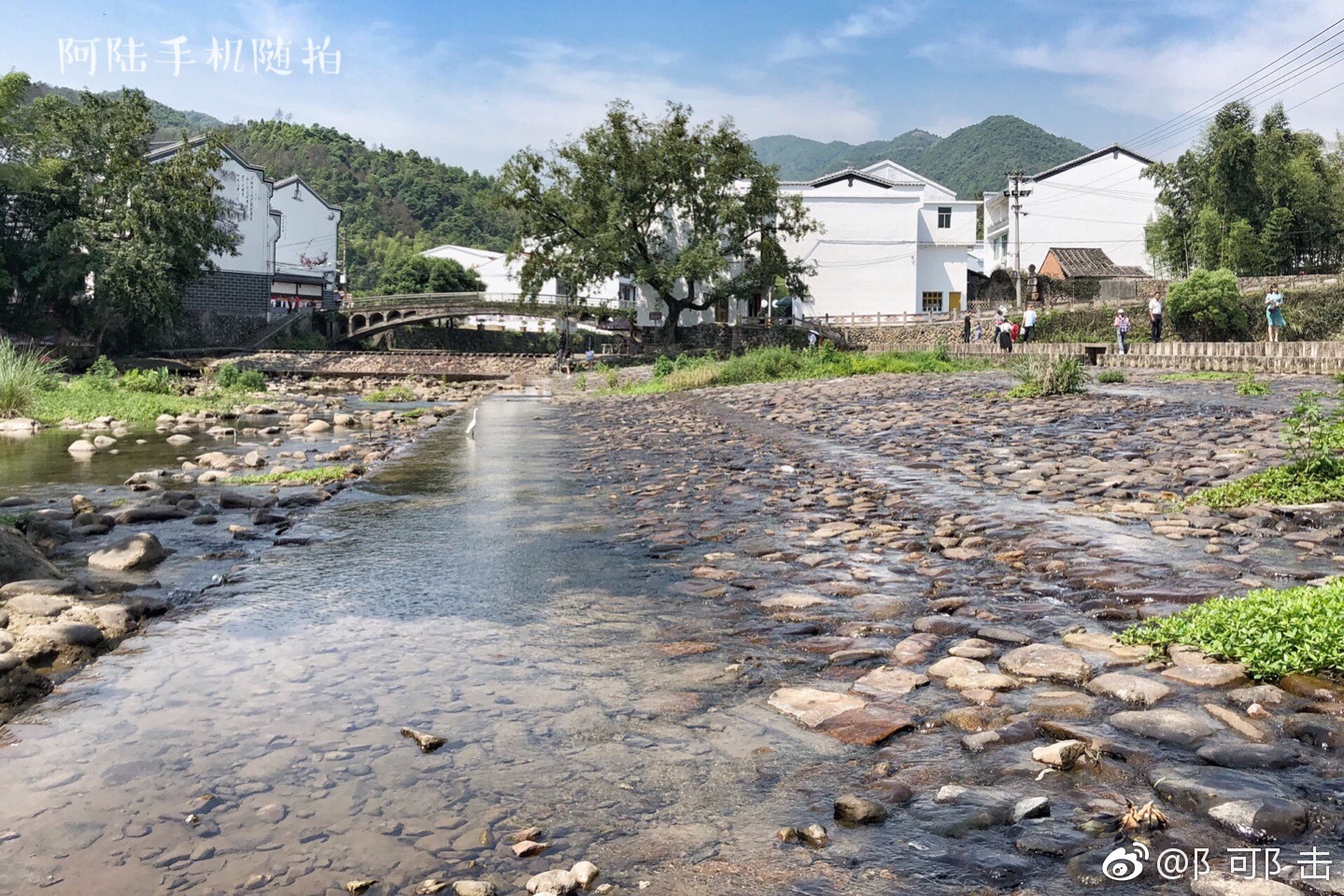 矴步头村的溪水清澈见底,几乎成了孩子的乐园