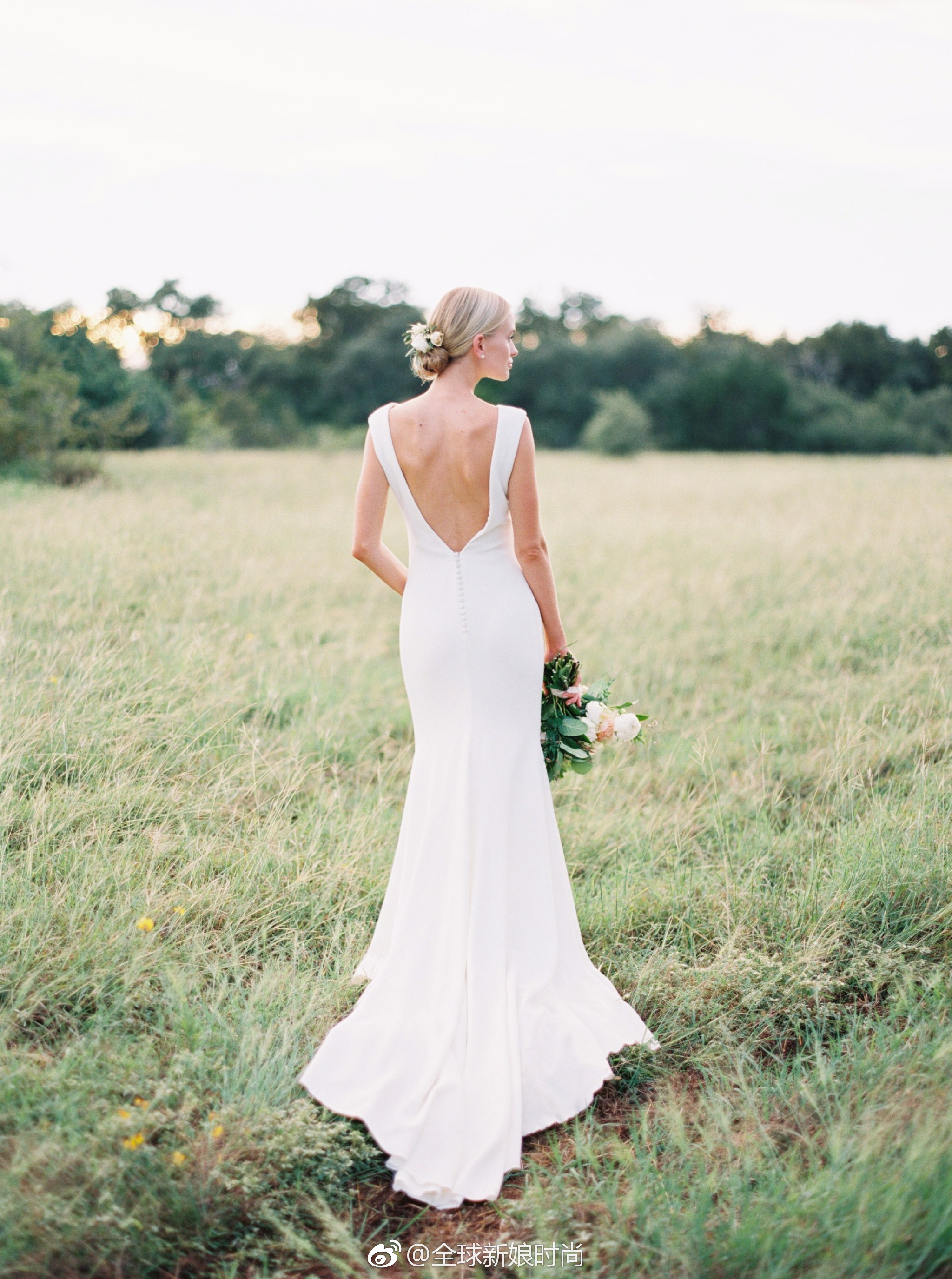想要一个性感的背影照么,那你少不了一件露背婚纱哦|露背|婚纱|背影