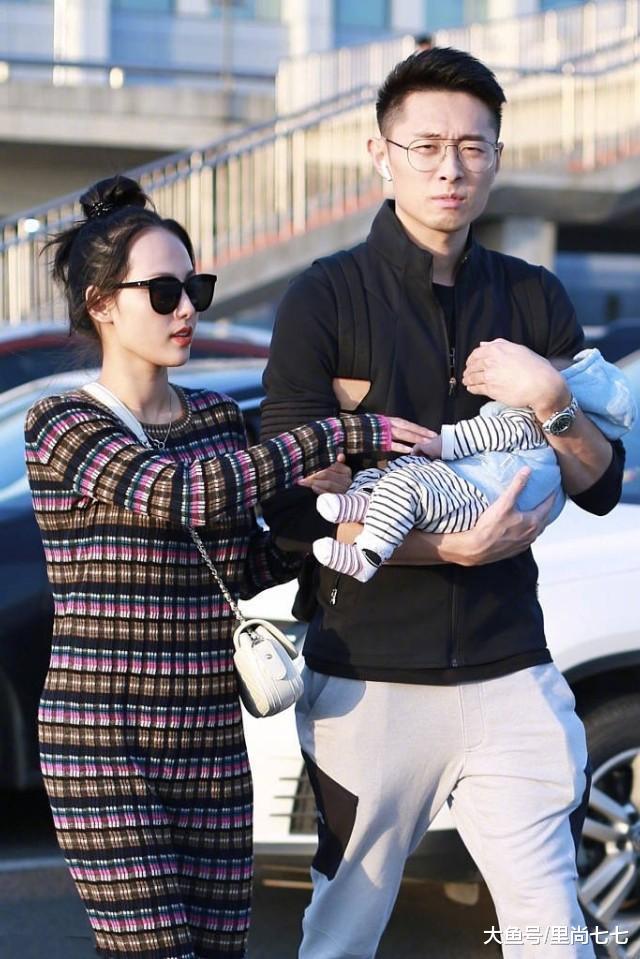 张嘉倪针织裙配丸子头少女搭配走机场富二代老公抱孩子又帅又潮