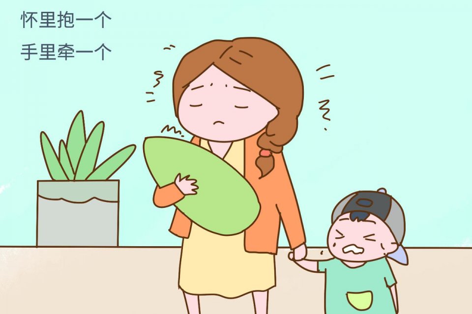 怀里抱一个手里牵一个,二胎宝妈遭这罪,原因逃不过这3点