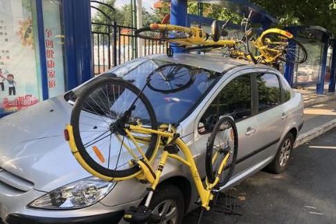 私家车身上挂满小黄车,这是闹哪样?