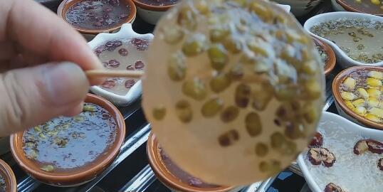 4,将准备好水粉糊倒入已