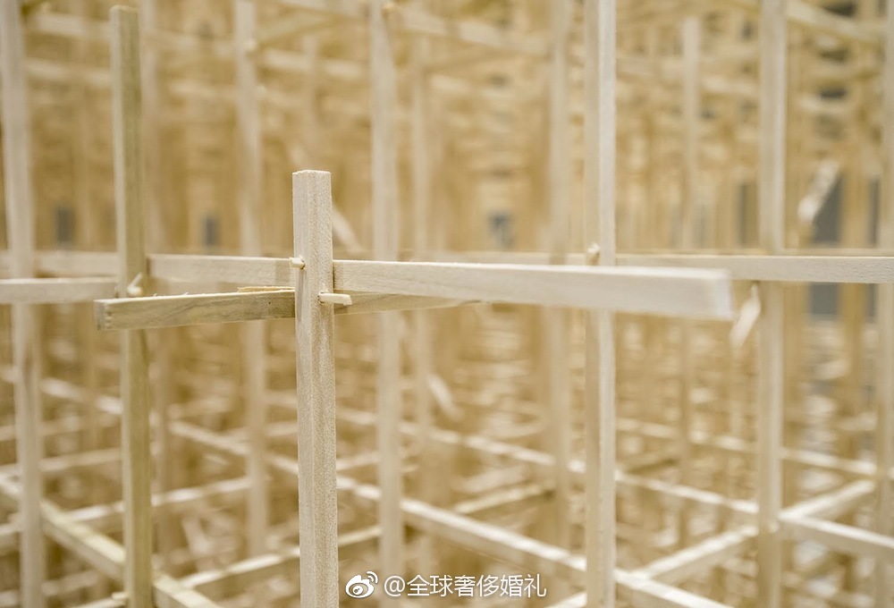 简单的白杨木材料，制作出微妙而复杂的结构，来自艺术家Ben Butler