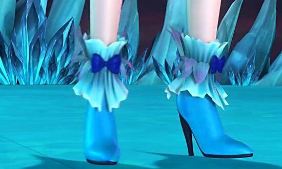 陈思思没有变身前,穿着非常厚的后底鞋,陈思思变身后拥有一双蓝色的