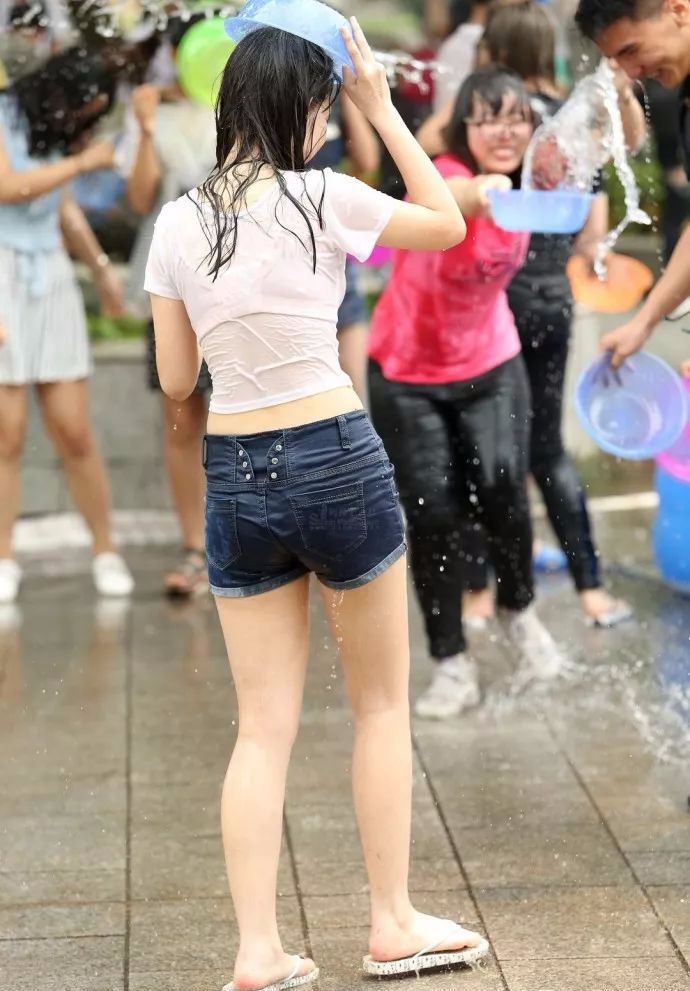 旅拍泼水节中的小美女浑身湿透了
