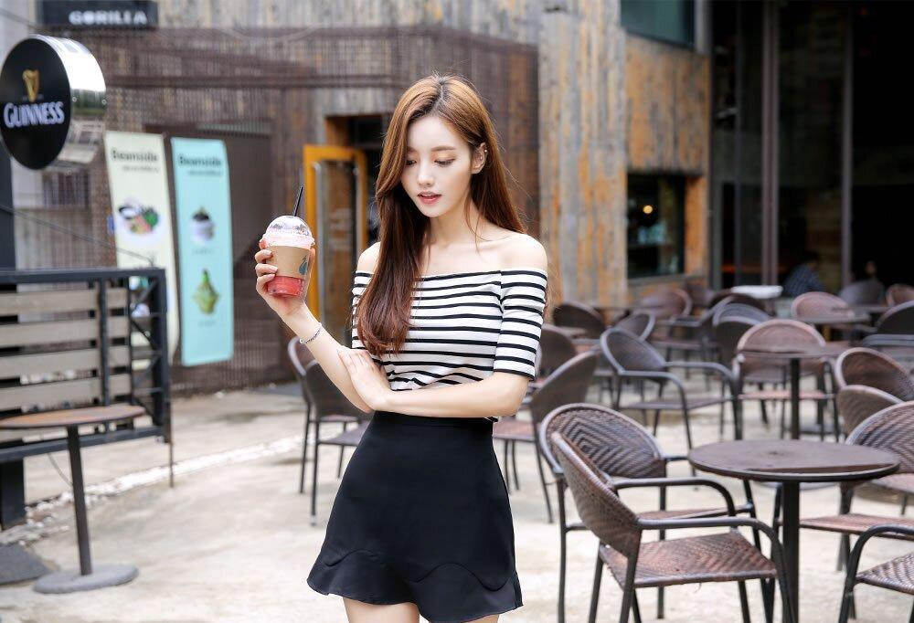 孙允珠精致荷叶下摆短裙搭配一字肩黑白条纹短袖t恤 清楚时尚