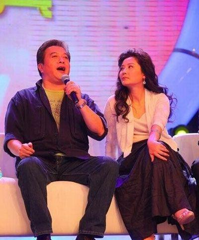 55岁何赛飞全家近照,夫妻恩爱儿子帅气,却因一事遗憾至今