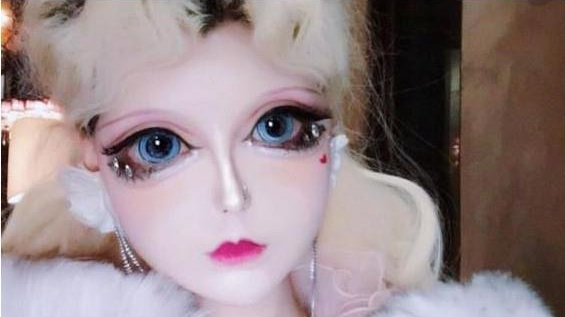 "真人芭比"迪丽拉为证0整容,直播卸妆,网友:素颜车祸现场!