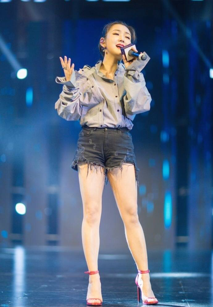 何洁机场街拍凸显不失时尚感,衬衫搭配黑色热裤,造型火辣