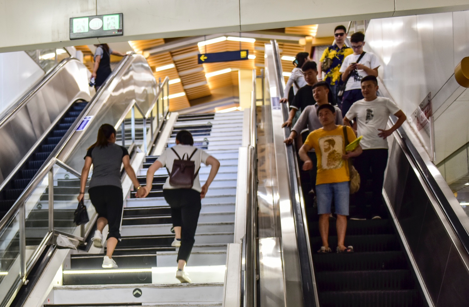 西安大雁塔地铁站钢琴楼梯 每走一步弹奏一个音符