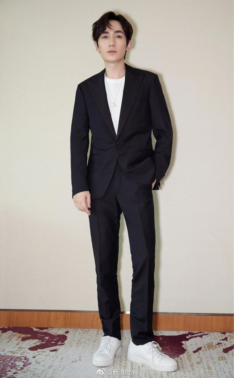 黑色西装儒雅绅士
