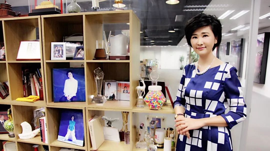 曾是凤凰卫视当家主持人,却下嫁大25岁的他,今携手16年婚姻幸福