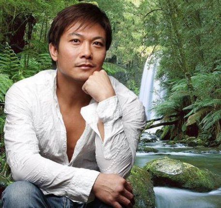 曾打过擂台赛,受到洪金宝提携,演反派一炮走红,今低调定居国外