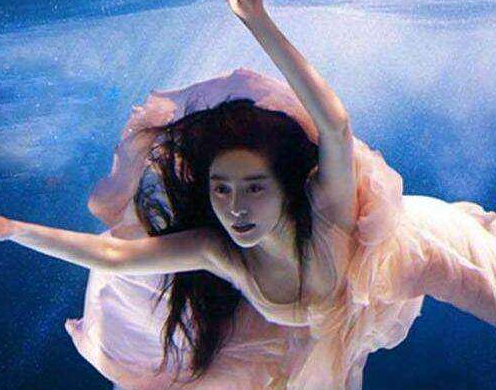 盘点女明星水中照,赵丽颖可爱,范冰冰最吓人,最后一位勾人魂!