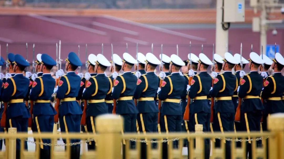 有一种威武庄严的气质,叫做解放军三军仪仗队的背影!