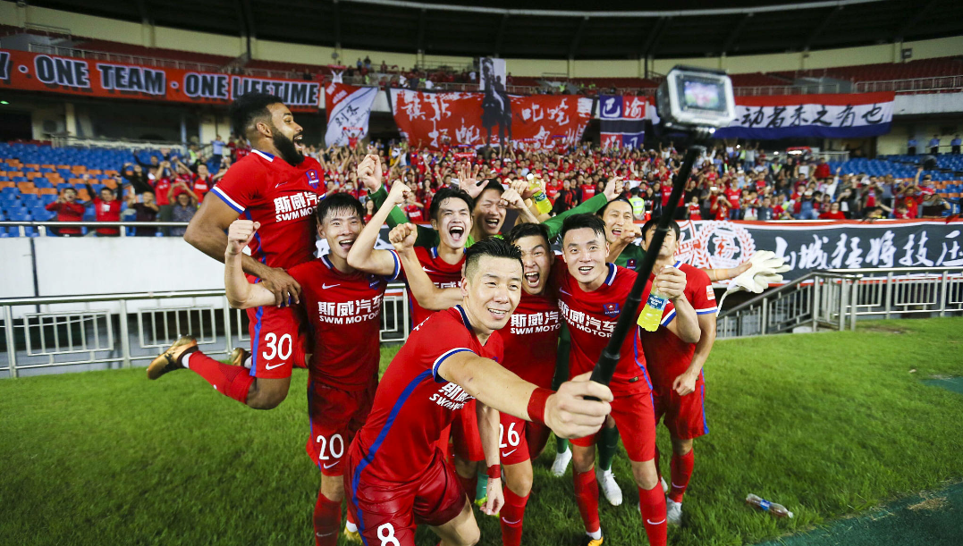 重庆斯威战胜河南建业赛后,重庆斯威球员与球迷一起高兴的庆祝