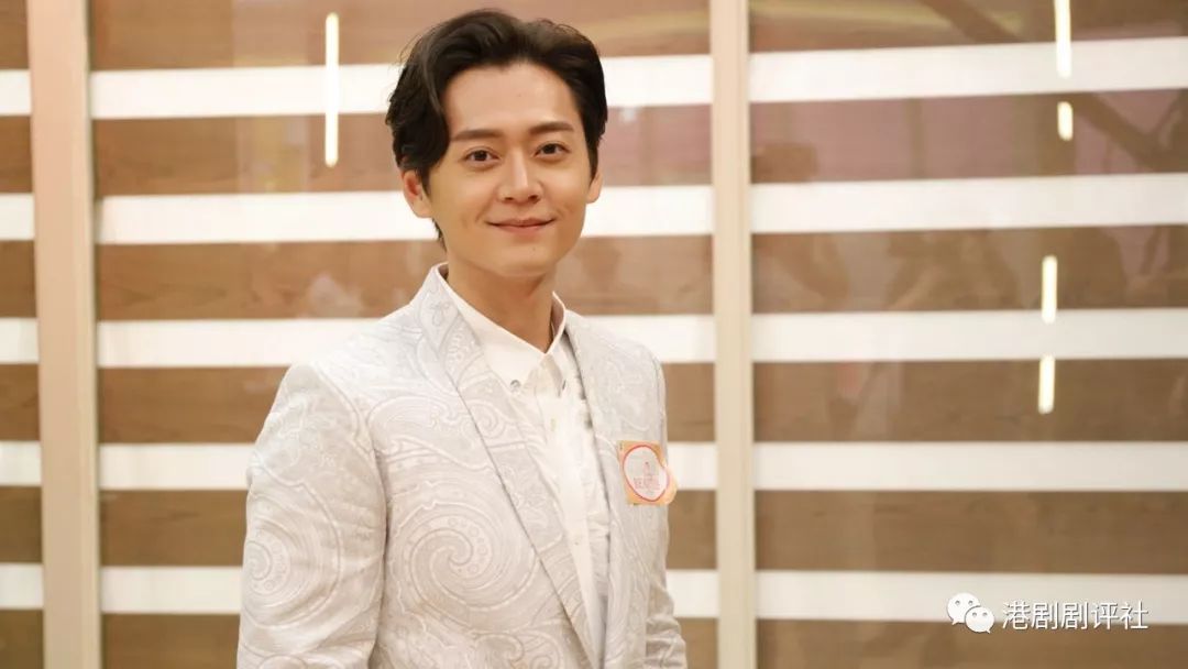 一个宣布分手,例如最早的姚子羚宣布男友分手,张振郎与女友陈芷尤分手