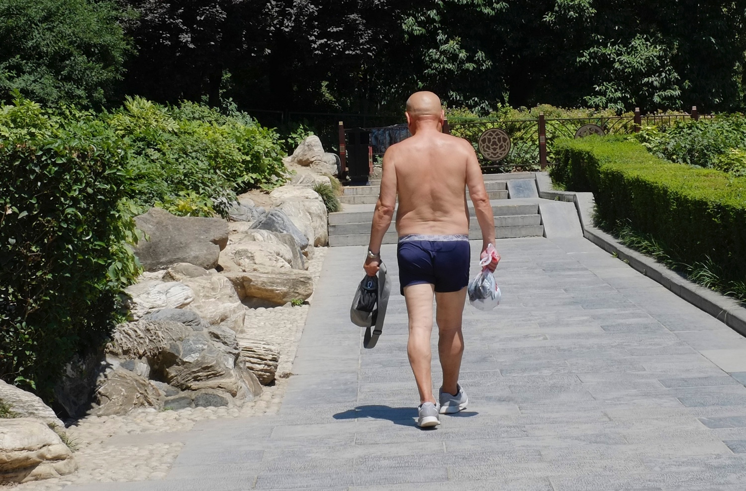 西安公园里烈日下老人只穿短裤溜达 有点尴尬