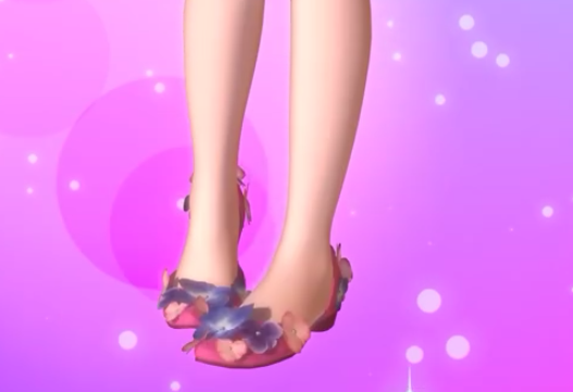 莫纱的高跟鞋有点深粉色娇柔可爱,同时鞋子上搭配紫色的花朵和粉色的